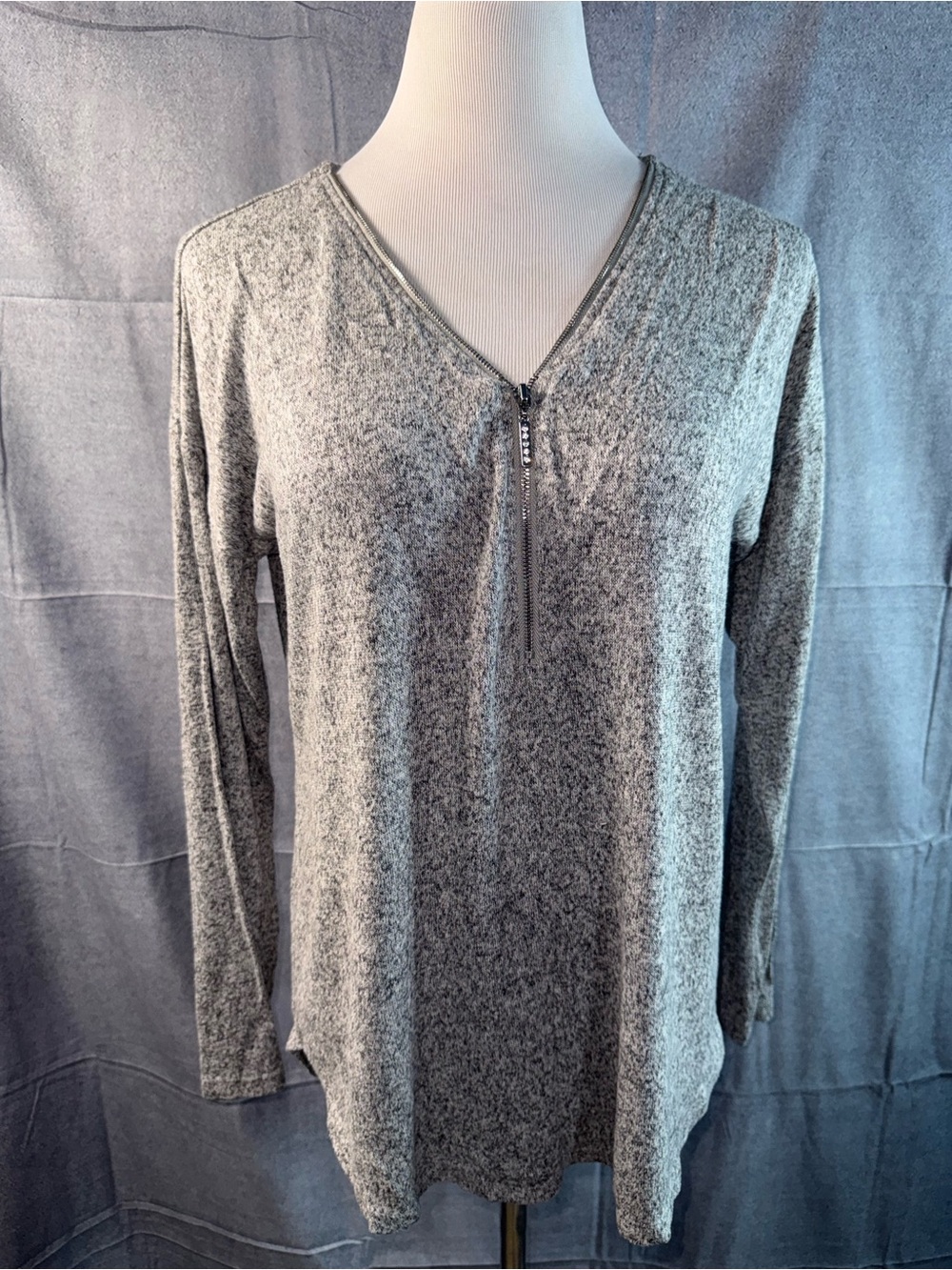 1353-89th & Madison Heather Gray Half-Zip V-Neck Long Sleeve Top